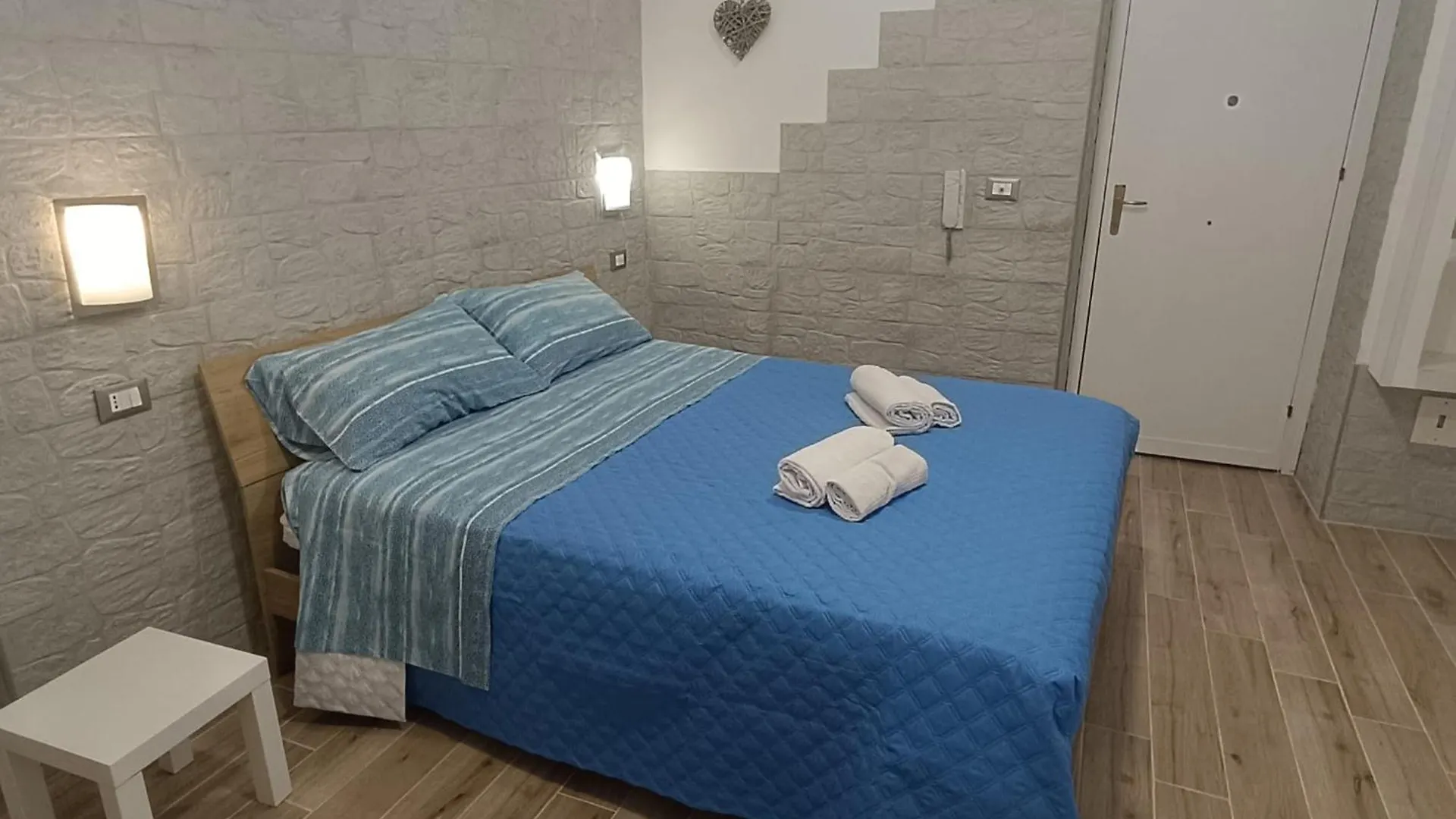Casa Alla Stazione Палермо 0*,